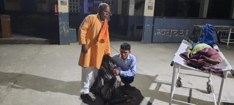 संभल-थैलेसीमिया मरीज को एम्बुलेंस स्टाफ ने छोड़ा