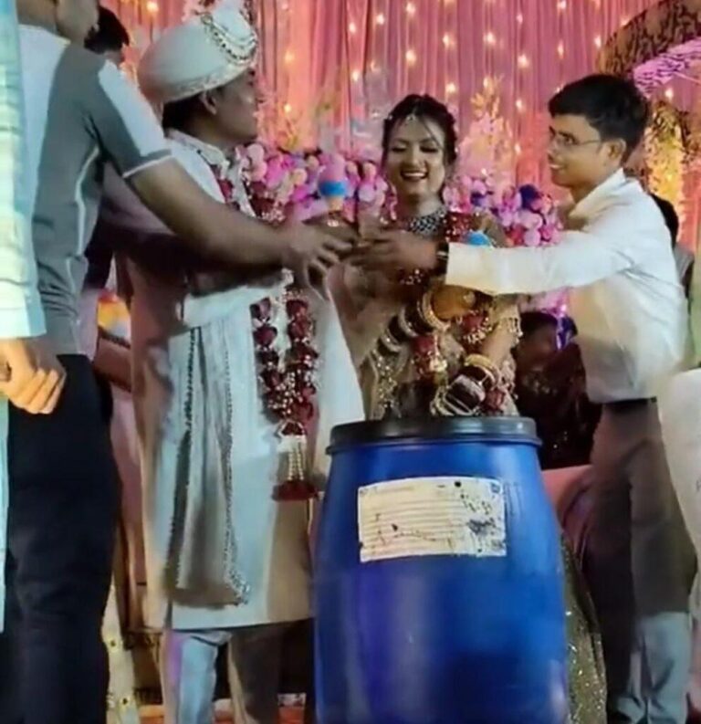 हमीरपुर-नीला ड्रम अब बना गिफ्ट, नवदम्पति को दोस्तों ने शादी के दौरान गिफ्ट मे दिया नीला ड्रम
