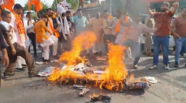 आगरा-नेशनल हेराल्ड मामले को लेकर भाजपा युवा मोर्चा उतरा सड़को पर