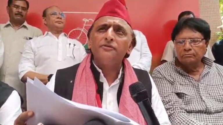 आगरा-सपा सांसद रामजी लाल सुमन के घर आगरा पहुंचे अखिलेश