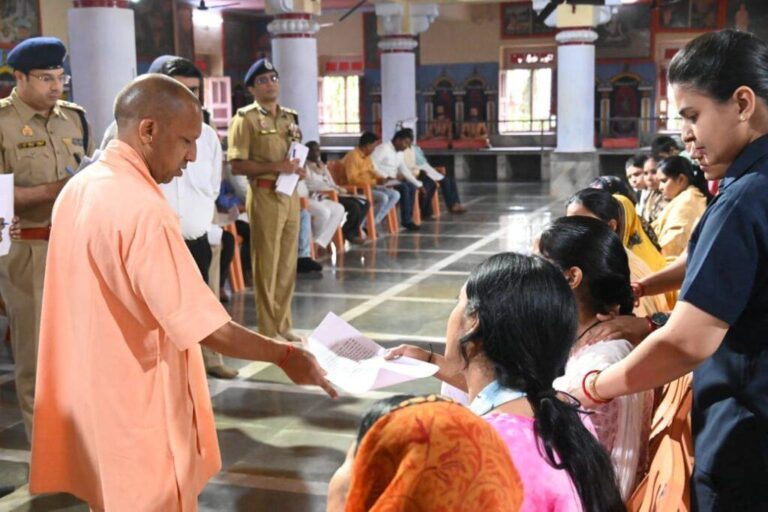 गोरखपुर-तेज बारिश के बावजूद सीएम योगी ने जारी रखा जनसेवा का अनुष्ठान