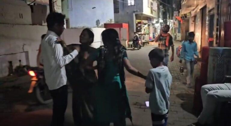 संभल-कोतवाली के सामने एक महिला को युवक और एक महिला ने पीटा
