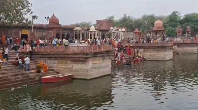 धौलपुर-श्रद्धालुओं ने तीर्थराज मचकुंड में डुबकी लगाकर कमाया पुण्य लाभ