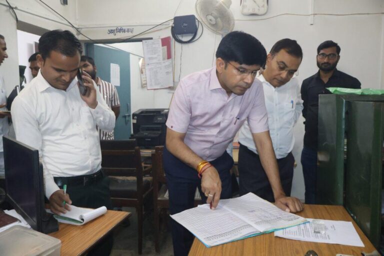 संभल-DM, CDO ने किया कार्यालयों का निरिक्षण, साफ-सफाई रखने के दिए निर्देश तथा अनुपस्थित कर्मचारियों को स्पष्टीकरण जारी करने के निर्देश दिए