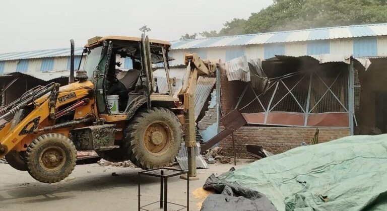 संभल-अनाज मंडी मे पहुंचा आज फिर दूसरे दिन बुलडोजर,