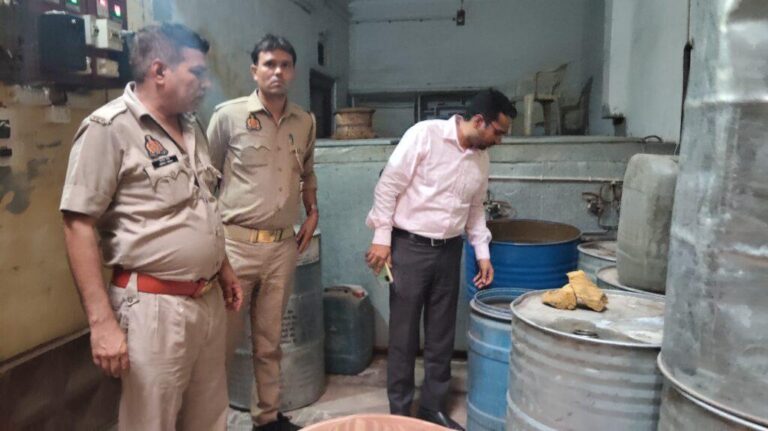 संभल-देर रात्रि मे मेंथा फर्म पर एसआईबी टीम का छापा