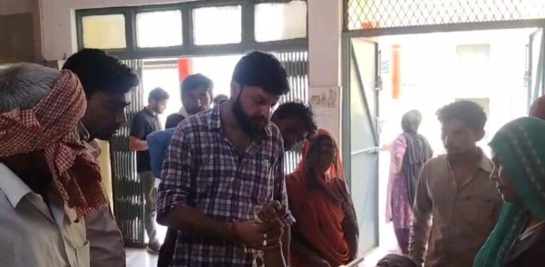 संभल-घर की लिपाई के लिए मिट्टी खोदने गईं दो किशोरियां मिट्टी की ढांग मे दबी