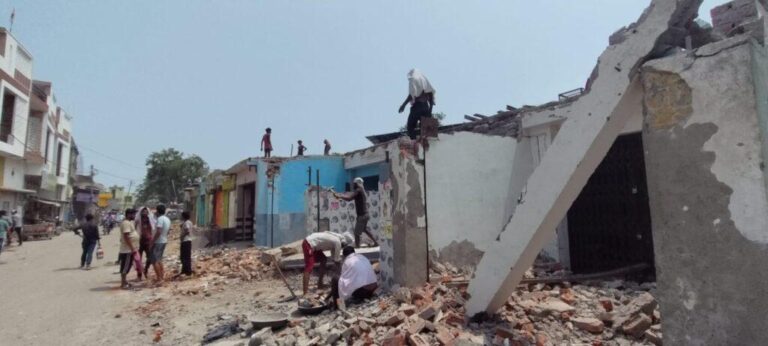 संभल-योगी जी के बुलडोजर की दहशत अपने आप दुकानदार तोड़ने लगे अतिक्रमण