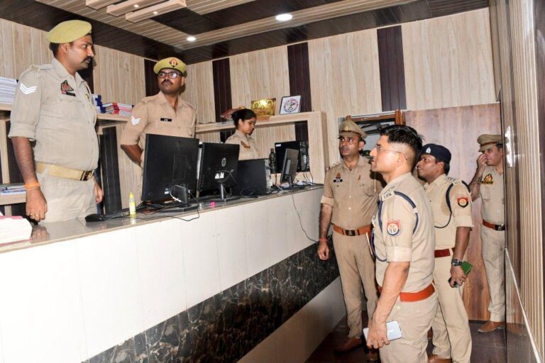 ललितपुर-SP ने किया थाना/कोतवाली का आकस्मिक निरीक्षण