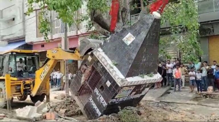 संभल-आगरा मुरादाबाद हाइवे पर अतिक्रमण की जद में आया हनुमान मंदिर