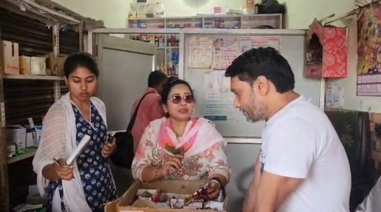 हरिद्वार-खुली दवाइयों पर ड्रग इंस्पेक्टर की सख्ती, मेडिकल स्टोर्स पर छापा