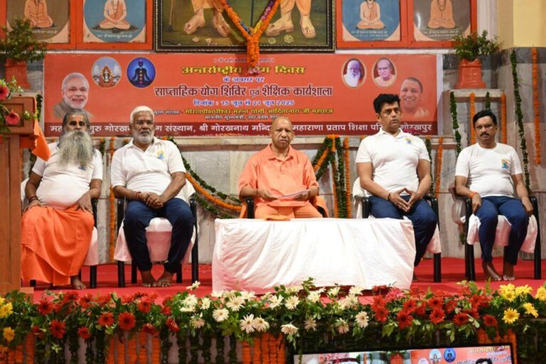 गोरखपुर-अंतर्राष्ट्रीय योग दिवस पर साप्ताहिक योग प्रशिक्षण में शामिल हुए मुख्यमंत्री योगी