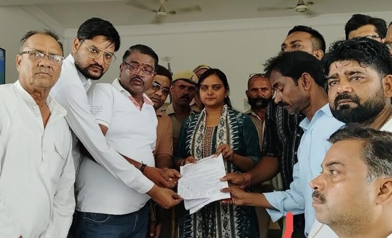 संभल-एसडीम विनय मिश्रा का स्थानांतरण रोकने की मांग