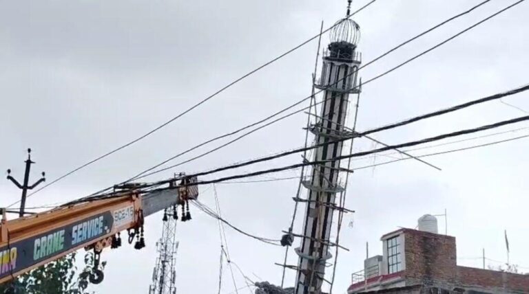 संभल-रजा ए मुस्तफा मस्जिद के अवैध निर्माण को ध्वस्त करने के लिए प्रशासन की मस्जिद पर बुलडोजर कार्यवाही