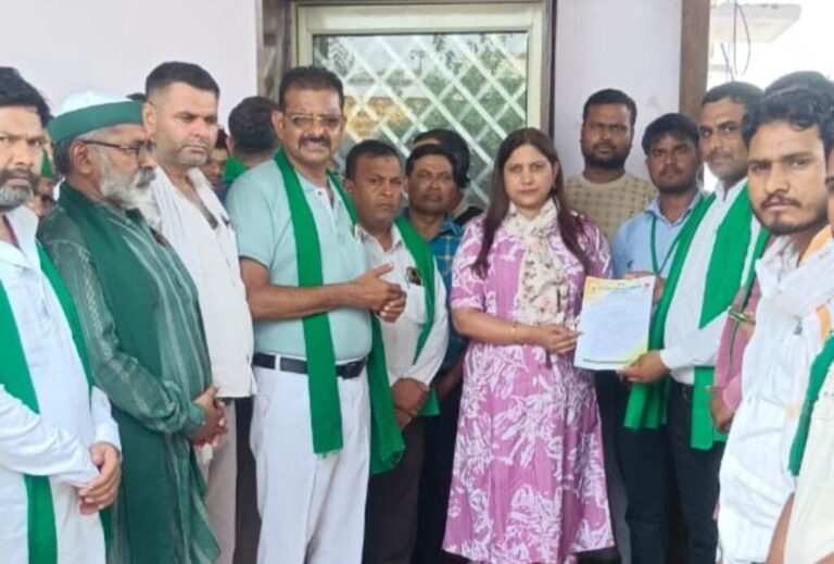 संभल-भारतीय किसान यूनियन टिकैत गुट के बैनर तले शिक्षक प्रकोष्ठ के पदाधिकारियों समेत किसानों ने परिषदीय विद्यालयों को मर्ज करने का विरोध जताया