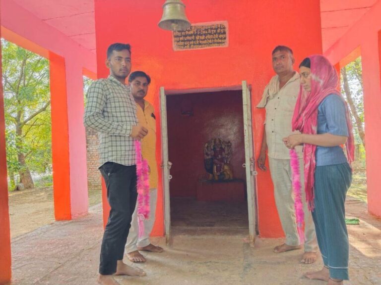 आगरा-आगरा में प्रेमी जोड़े को ग्रामीणों ने खेत में पकड़ा