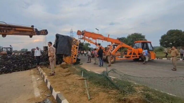 लखनऊ-ओवरलोड ट्रक अनियंत्रित होकर ट्रैक्टर पर पलटा