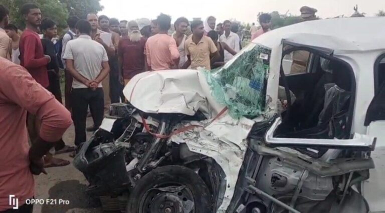 संभल-तेज रफ्तार कार और ट्रक की जोरदार भिड़ंत