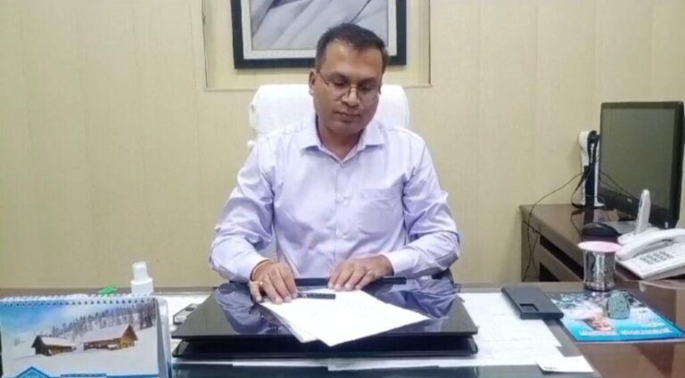 शाहजहांपुर-भ्रष्टाचार में फंसे तहसीलदार अरुण सोनकर को डीएम की संतुति पर सस्पेंड कर दिया गया है