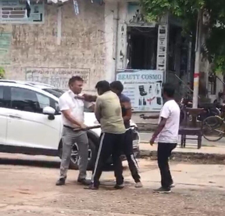 आगरा-संजय प्लेस में ठेकेदार की दबंगई, सीए से की मारपीट, वीडियो वायरल
