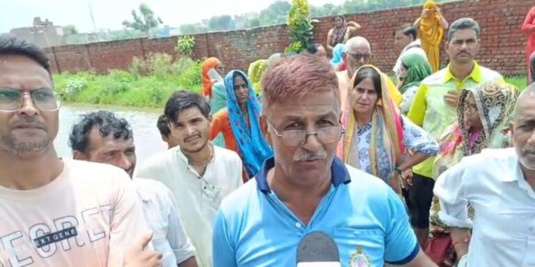 मथुरा-नगर में विकास नहीं तो, नगर निगम के खिलाफ 33 नंबर बार्ड कॉलोनी वासियों ने लगाए हाय हाय के नारे