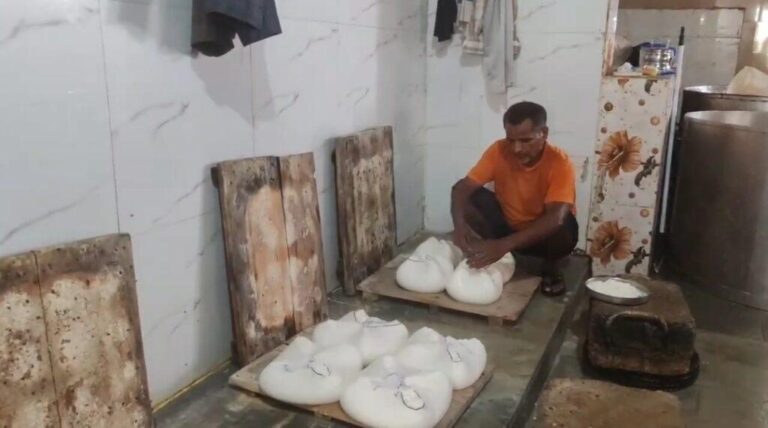 संभल-खाद्य सुरक्षा विभाग की टीम का छापा,संदिग्ध पनीर का लिया नमूना