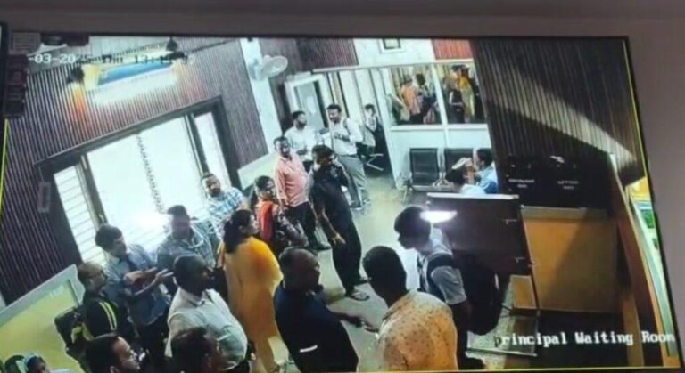 आगरा-स्कूटी टकराने को लेकर छात्र को पीटा