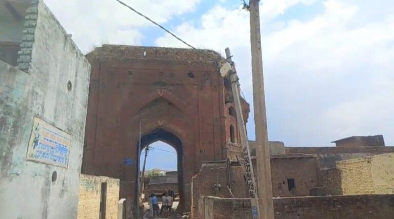 संभल-सौधन गांव मे स्थित प्राचीन मुगलकालीन किले के गेट की होगी मरम्मत