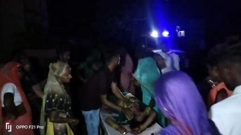 संभल-तेज रफ़्तार बुलेरो कार सड़क किनारे बने इंटर कॉलेज की दीवार मे घुसी