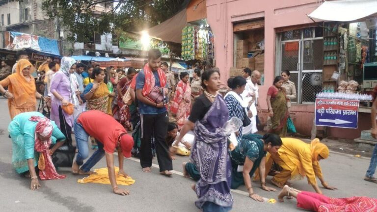 मथुरा-गोवर्धन परिक्रमा आस्था का सैलाब जारी