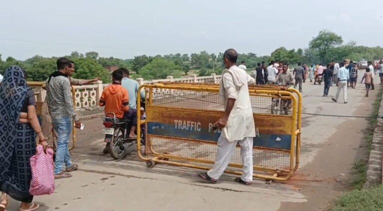 आगरा-पीडब्ल्यूडी का पुराना पुल धंसा, पुल क्षतिग्रस्त हालत में गुजर रहे हे लोग