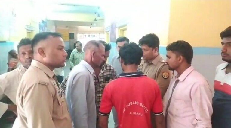 एटा-पिकअप की टक्कर से तीन बच्चों सहित पांच लोग घायल, एक बच्ची की मौत