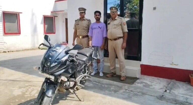 पीलीभीत-पुलिस गस्त के दौरान वाहन चेकिंग अभियान के अंतर्गत पुलिस ने बेंगलोर से चोरी की मोटरसाइकिल के साथ आरोपी चोर को किया गिरफ्तार