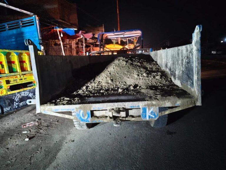 संभल-देर रात्रि में खनन अधिकारी ने छापा मारकर अवैध खनन करते 2 ट्रैक्टर और 1 लोडर पकड़े