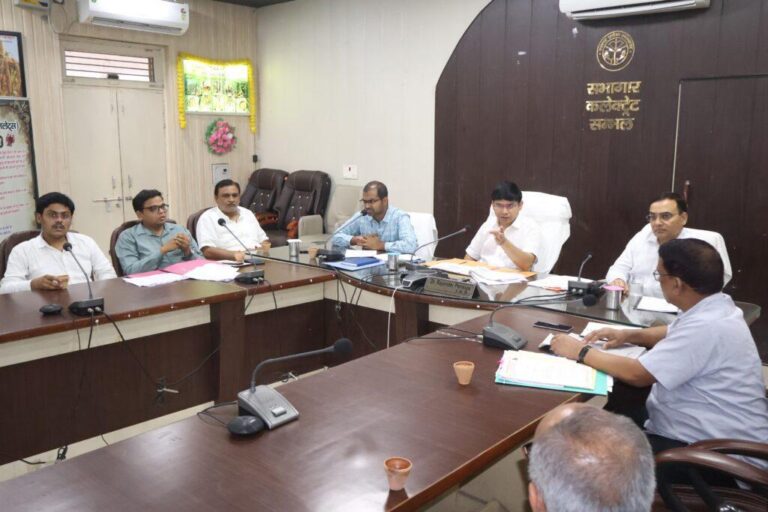 संभल-जिलाधिकारी डॉ. राजेंद्र पैंसिया की अध्यक्षता में जनपद के सीबीएसई बोर्ड एवं आईसीएसई बोर्ड के विद्यालयों के प्रधानाचार्यों के साथ बैठक का आयोजन किया गया