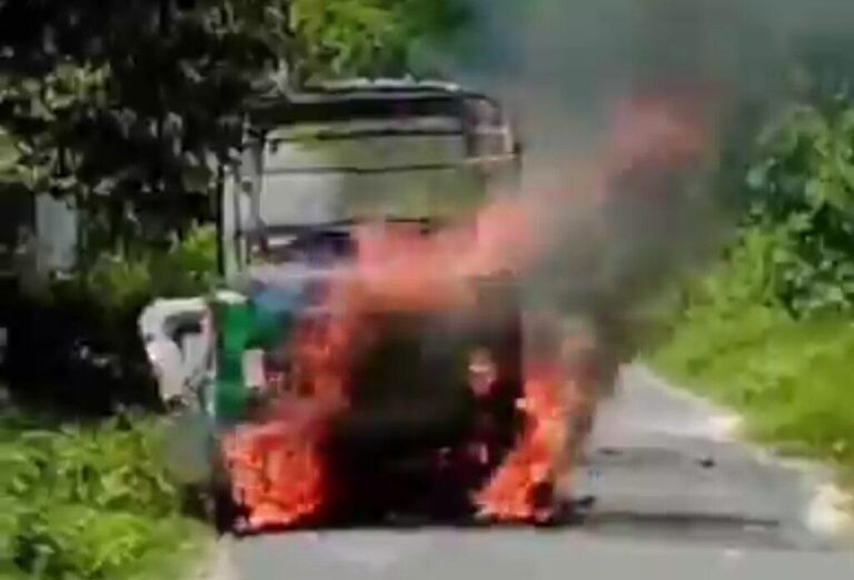 हरदोई-बावन निजामपुर मार्ग पर चलते सीएनजी ऑटो में अचानक भीषण आग लग गई