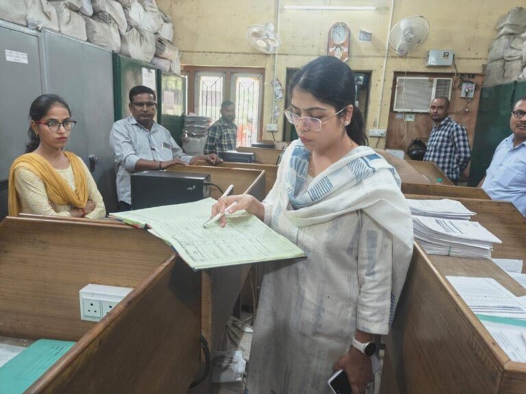 हरदोई-मुख्य विकास अधिकारी सान्या छाबड़ा ने विकास भवन के सभी तलों के कार्यालयों का निरीक्षण किया
