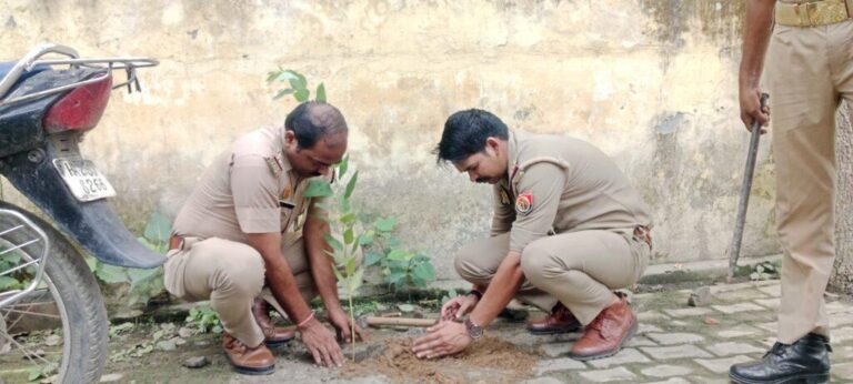 बुलंदशहर-चौकी प्रभारी ने पर्यावरण दिवस के उपलक्ष्य में चौकी पर किया वृक्षारोपण