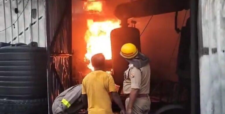 बुलंदशहर-बुलंदशहर के औद्योगिक क्षेत्र में स्थित एक टायर फैक्ट्री में भीषण आग लग गई