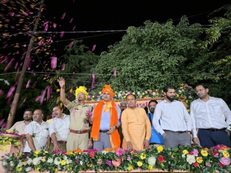 मथुरा-मुड़िया पूर्णिमा मेला मथुरा के गोवर्धन में आयोजित एक महत्वपूर्ण धार्मिक आयोजन है, जिसमें देश भर से लाखों श्रद्धालु भाग लेते हैं