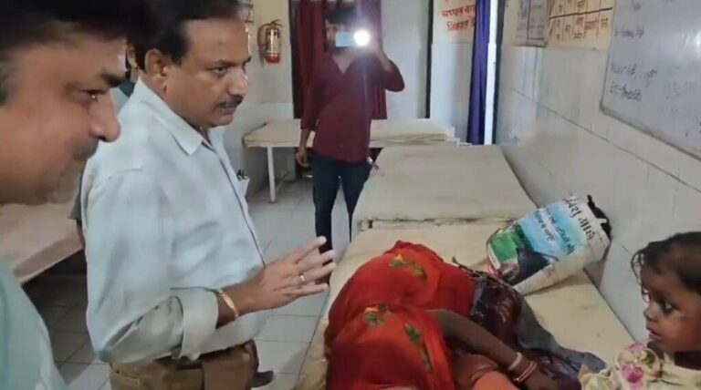 श्रावस्ती-मुख्य चिकित्सा अधिकारी डॉ. अशोक कुमार सिंह ने सामुदायिक स्वास्थ्य केंद्र गिलौला का देर रात औचक निरीक्षण किया