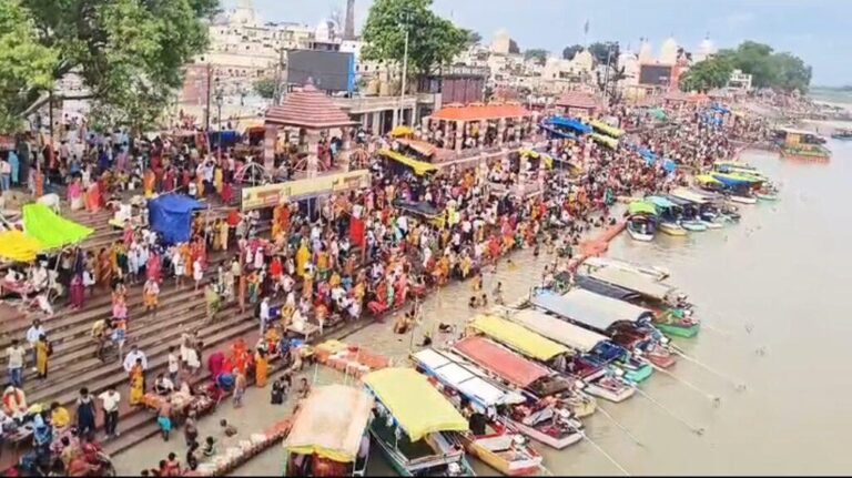 अयोध्या-गुरु पूर्णिमा के मौके पर अयोध्या में सरयू के तट पर आस्था का सैलाब उमड़ पड़ा है