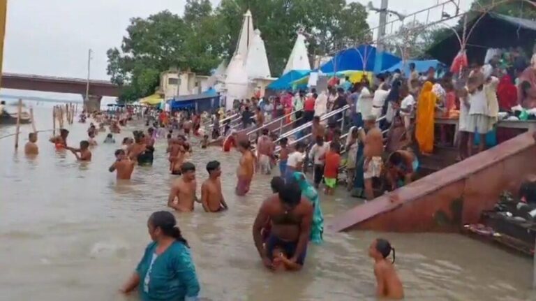 संभल-गुरु पूर्णिमा के अवसर पर गंगा घाट पर भक्तों की भारी भीड़ उमड़ी