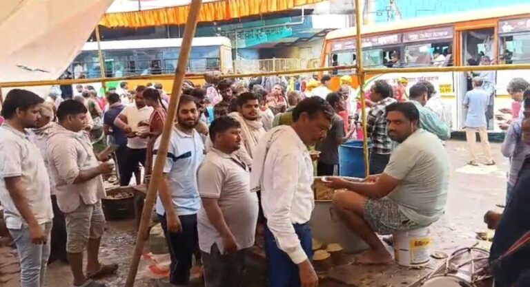 मथुरा-मंडी चौराहे पर गुरु पूर्णिमा के अवसर पर भंडारे का आयोजन किया गया