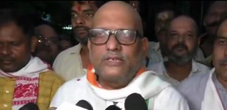वाराणसी-कांग्रेस प्रदेश अध्यक्ष अजय राय ने वाराणसी में नगर निगम की पोल खोली है,आरोप लगाया है कि कांवड़ियों के रूट पर अव्यवस्था फैली हुई है