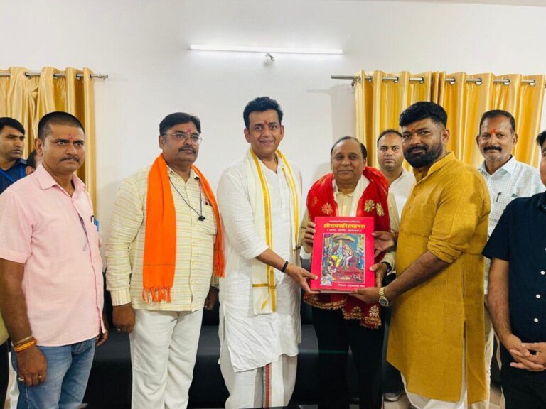 गोरखपुर-सांसद रवि किशन ने मदन मोहन मालवीय प्रौद्योगिकी विश्वविद्यालय (MMMUT) के कुलपति प्रो. जेपी सैनी को गुरु पूर्णिमा के अवसर पर सम्मानित किया