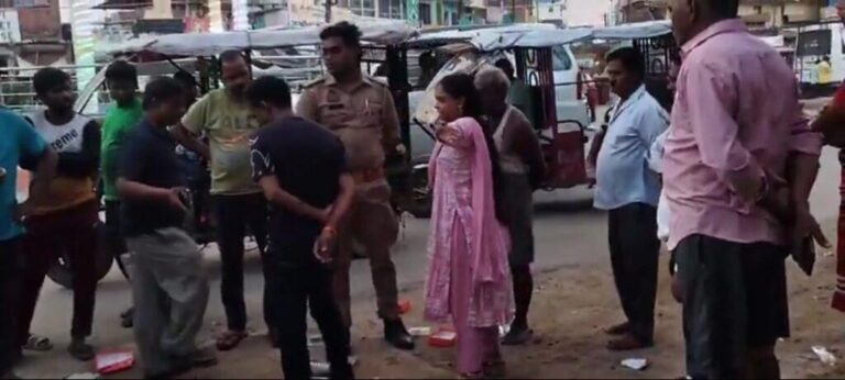प्रतापगढ़-एक मिठाई की दुकान पर भाई-बहन ने हंगामा किया और सामान फेंक दिया