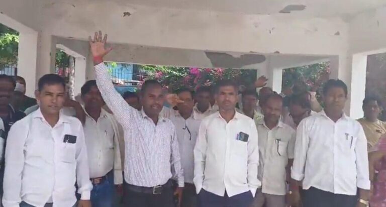 बदायूं-विकास खण्ड सहसवान में रोजगार सेवक पिछले पांच दिनों से धरने पर बैठे हैं