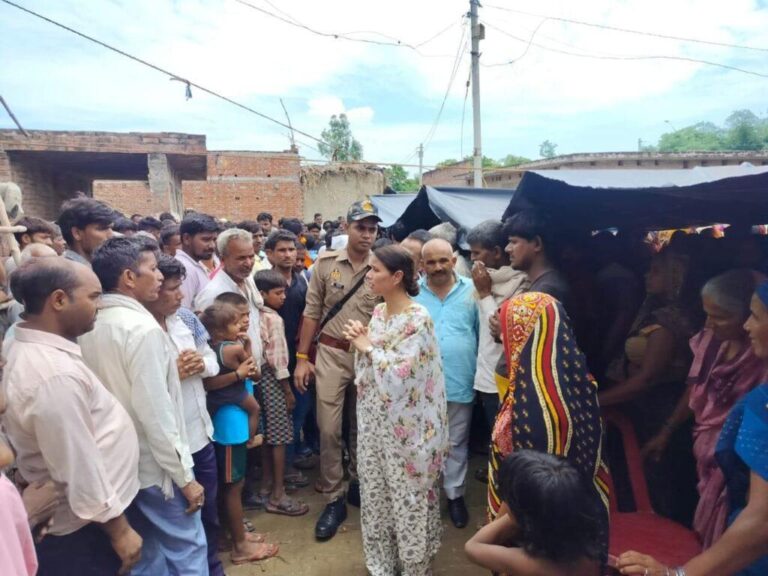हरदोई-दिल्ली के पश्चिम विहार स्थित बालाजी एक्शन अस्पताल में सीवेज टैंक की सफाई के दौरान जहरीली गैस के कारण दो मजदूरों, बृजेश और विक्रम की मौत हो गई