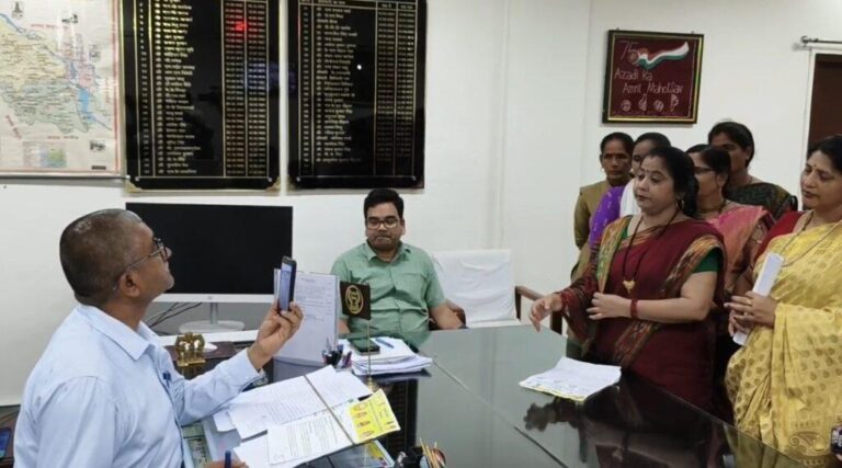 फर्रुखाबाद-पांचाल घाट पुल की जर्जर अवस्था को लेकर जिला महिला उद्योग व्यापार मंडल ने जिला अधिकारी को ज्ञापन सौंपा है